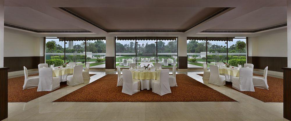 Four Points By Sheraton New Delhi, Airport Highway Buitenkant foto